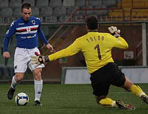 Cassano em ação do gol que abriu o placar do jogo entre a Sampdoria e a Inter, que terminou 3 a 0 para a equipe de Gênova