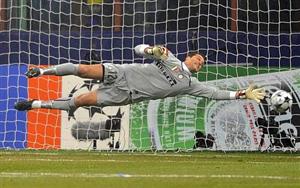 Júlio César, goleiro brasileiro da Inter, em mais uma de suas defesas impressionantes, desta vez contra a Genoa pela Série A do Calcio