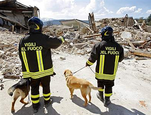 Bombeiros italianos vistoriam área devastada