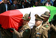 Berlusconi e Napolitano participam de funerais 