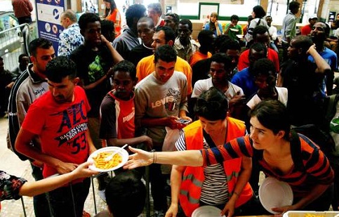 Imigrantes na estação Centrale de Milão