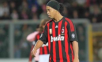 Ronaldinho Gaúcho que deverá estar no banco de reservas hoje contra o Bologna
