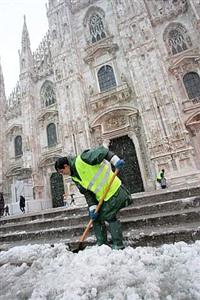 Neve afeta estradas e cancela voos na Itália