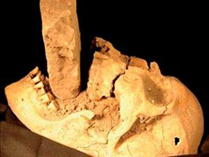 Crânio de possível vampiro do século XVI é descoberto na Itália