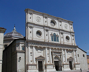 A Basílica de São Bernardino, considerada uma das obras mais importantes da Itália, ficou destruída após o terremoto que atingiu a cidade de Aquila