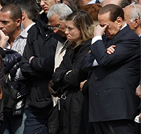 Berlusconi, no funeral das vítimas do terremoto