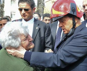Berlusconi conforta senhora que perdeu sua casa no terremoto