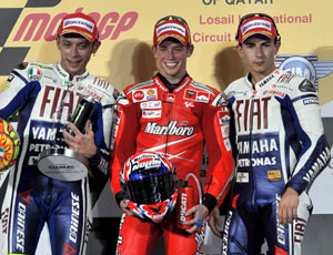 Valentino Rossi, Casey Stoner e Jorge Lorenzo (da esquerda para direita) completaram o pódio da etapa do Qatar da Moto GP