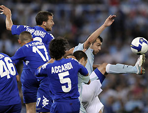 Jogadores da Lazio e da Sampdoria fizeram uma partida acirrada desde o apito inicial