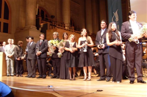 Os premiados da noite, com Alfredo Alves e Heloisa Fisher no centro e o tenor Marcello Vannucci à direita, todos os três com o buque de rosas nas mãos
