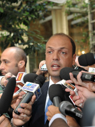 O Ministro da Justiça, Angelino Alfano, em declaração à imprensa sobre a ameaça de morte que recebeu através de uma carta anônima