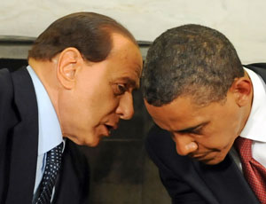 O premier italiano, Silvio Berlusconi, e o presidente dos Estados Unidos, Barack Obama, anunciam, em conferência de imprensa na Casa Branca, que três presos de Guantánamo ficarão na Itália