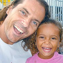 Giuliana Favaro, de dois anos, com o pai italiano; laudo aponta que menina morreu afogada