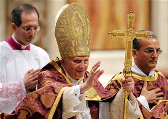 O Papa abençoa os fiéis na Basílica de São Pedro