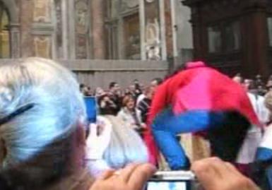 Mulher quebra barreira e tenta atacar o Papa Bento XVI