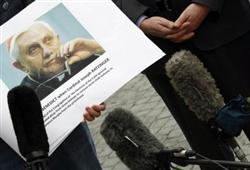 Vítima segura foto do papa em protesto no Vaticano
