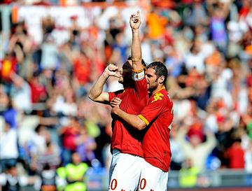 No seu melhor estilo, Totti comemora com Perrotta o gol que manteve o Roma vivo no campeonato (AFP)