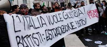 Manifestação em Roma contra a extradição de Battisti